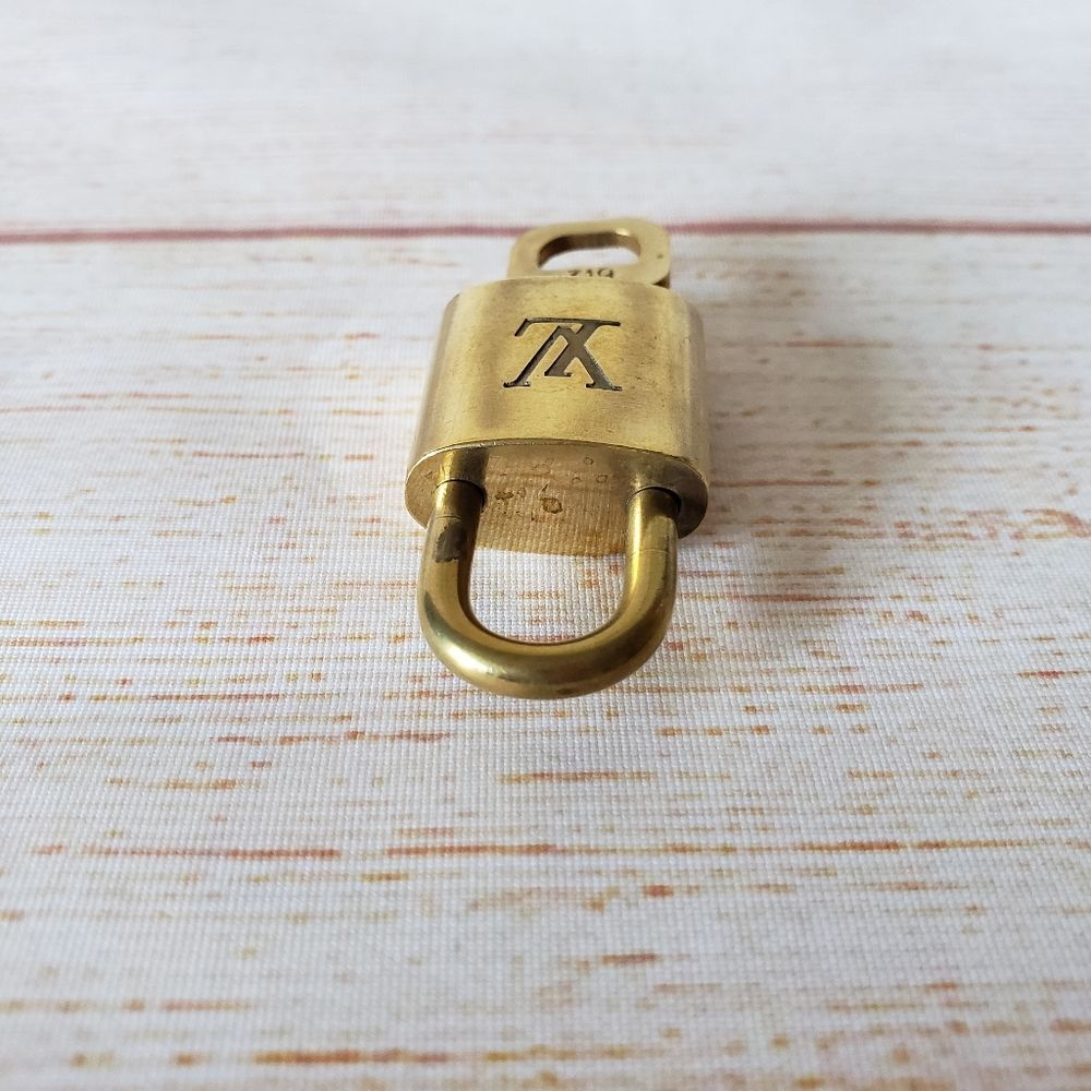 Authentic Louis Vuitton #319 Lock and Key Set Brass 300 Series Padlock - Picture 4 of 8
